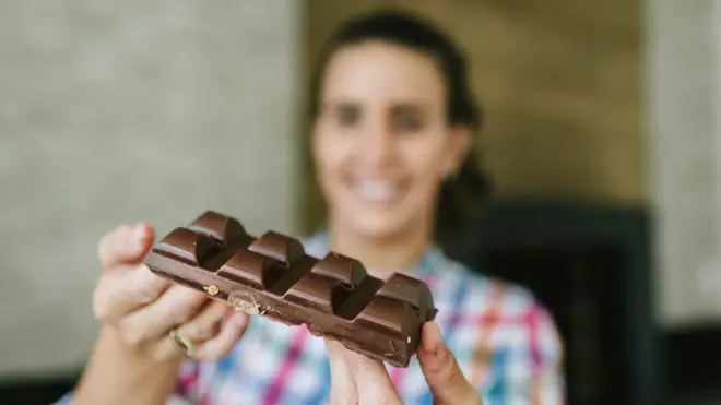 Mujer con un chocolate