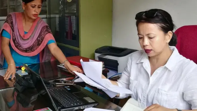 महिला कर्मचारी