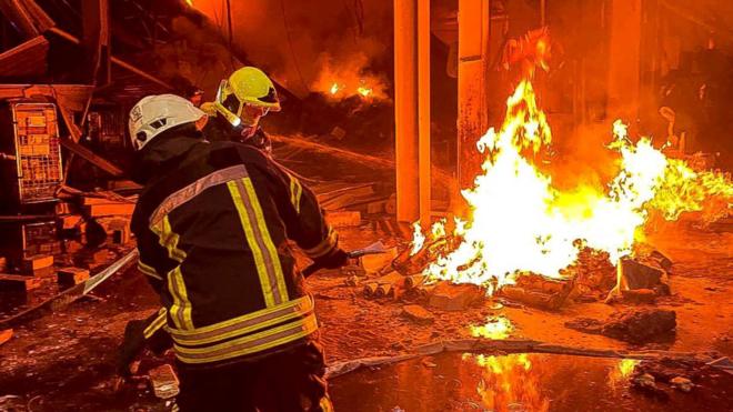 فرق مكافحة النيران تكافح حريقا في أوديسا.