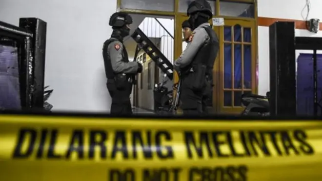 Tim Densus 88 Polri bersama Kepolisian Daerah Jawa Barat mengamankan sejumlah barang bukti dari salah satu kamar rumah kontrakan milik dua dari enam terduga teroris kelompok JAD yang ditangkap di Bekasi.