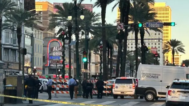 عربة تابعة لمكتب الطب الشرعي في أبرشية أورليانز متوقفة عند زاوية شارعي بوربون وكانال بعد أن اندفعت مركبة نحو حشد كبير في الحي الفرنسي في نيو أورليانز، لويزيانا. 