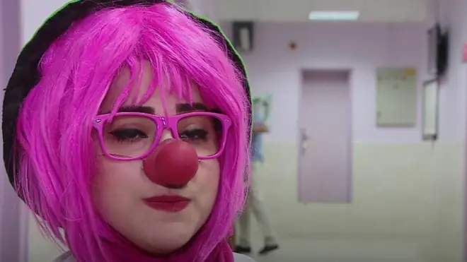 مهرجة للتخفيف عن أوجاع المرضى في غزة