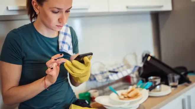 Concentrarse es clave para superar las tareas que no queremos hacer, y las distracciones solo dificultan que las finalicemos cuanto antes.