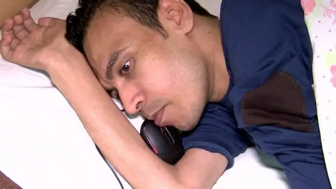 هشام نادي... شاب مصري تعرض لحادث قبل عشر سنوات، أصابه بشلل رباعي. ورغم صعوبة إعاقته، يستطيع هشام الكتابة والتعامل مع الكمبيوتر وبرامج المونتاج عن طريق لسانه.