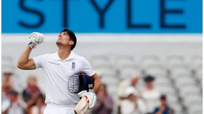 ایلسٹر کُک انگلینڈ کے لیے سب سے زیادہ رنز بنانے والے بلے باز ہیں۔ انگلینڈ کی 140 ٹیسٹ میچوں میں نمائندگی، 11057 رنز اور 30 سنچریاں سبھی ان کے ریکارڈ ہیں۔