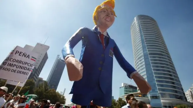 آدمک ترامپ در دست تظاهرکنندگان مکزیکی