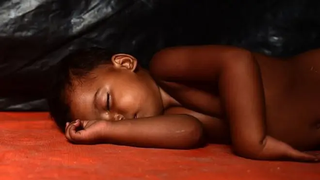 የተኛች ህፃን ልጅ