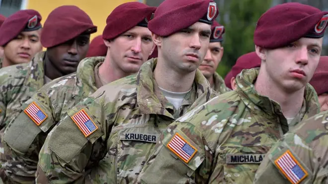 З 21 листопада українські десантники більше не носять блакитні берети - вони змінили їх на берети темно-бордового кольору, поширені у країнах НАТО, зокрема в армії США