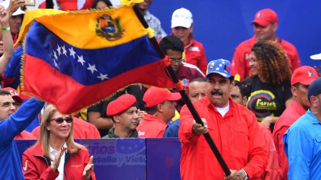 Николас Мадуро машет флагом Венесуэлы 2 февраля 2019 года