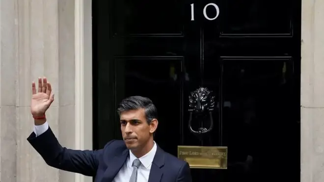 수낙 총리는 총리 관저 밖 연설을 통해 경제적 안정과 신뢰를 약속하는 한편 영국과 당이 통합될 수 있길 바란다고 밝혔다