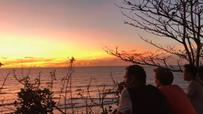 बाली द्वीपमा सूर्यास्त हेर्दै पर्यटकहरू