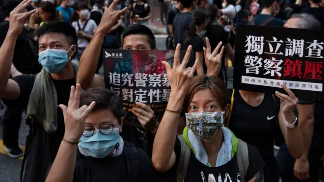 Làn sóng biểu tình đã nổ ra tại Hong Kong từ hai tháng qua, có những lúc bùng phát bạo lực
