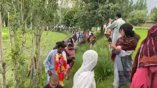 عبدالواحد جب گاؤں پہنچے تو ہر چھوٹا بڑا ان سے ملنے کے لیے موجود تھا