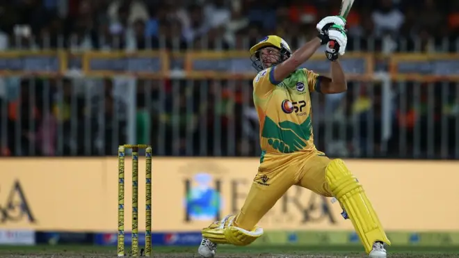 شاہد آفریدی کریز پر آتے ہی چھکے سے آغاز کرنے کی کوشش کرتے تھے اور یا تو شروع ہی میں بولر پر حاوی ہو جاتے یا پھر پویلین کی طرف جاتے ہوئے نظر آتے