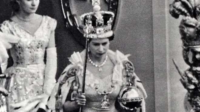 ملکه الیزابت در مراسم تاجگذاری خود، در حالی که کوپال سلطنتی را حمل می‌کند، ستاره آفریقا را در دست راست خود گرفته است