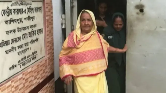 Безвинно осужденная женщина выходит из тюрьмы в Бангладеш