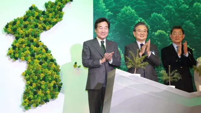 이낙연 국무총리가 16일 서울 중구 조선호텔에서 열린 국민과 함께하는 '숲 속의 한반도 만들기' 심포지엄에서 참석자들과 함께 퍼포먼스를 하고 있다