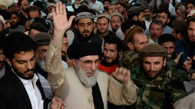 د اسلامي حزب مشر ګلبدین حکمتیار د خپلو پلویانو په منځ کې