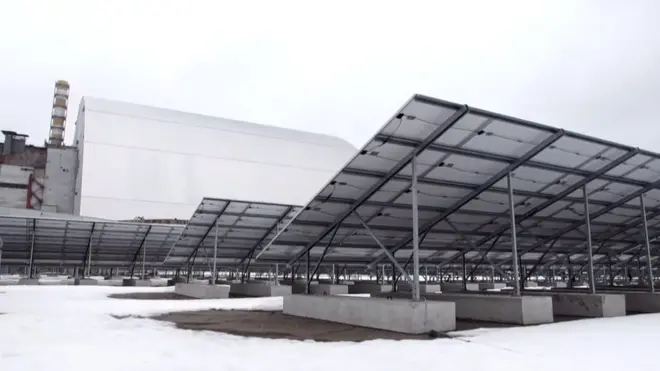 Євген Варягін збудував невеличку сонячну електростанцію поруч з чорнобильським реактором №4