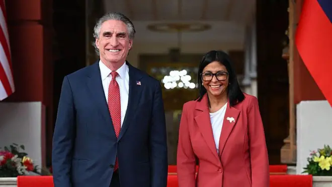 Delcy rodríguez, presidenta encargada de venezuela, junto a Doug Burgum, secretario del interior de EE.UU. 