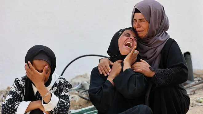 Mujeres en Gaza lloran.