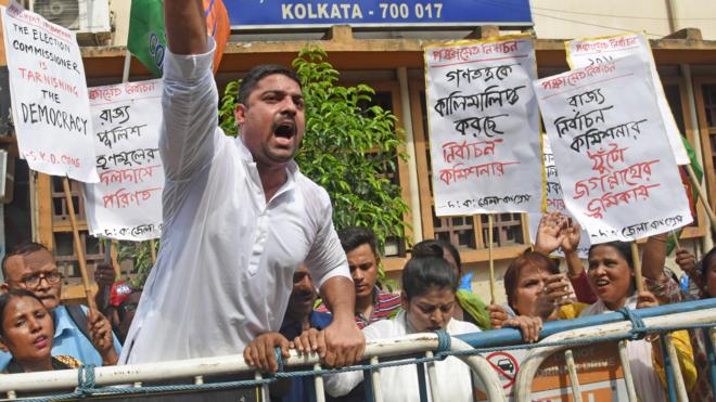 पश्चिम बंगाल में पंचायत चुनाव में नामांकन की तारीख़ बढ़ाने को लेकर चुनाव आयोग के कार्यालय के बाहर प्रदर्शन