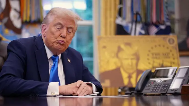 Дональд Трамп подписывает свой указ
