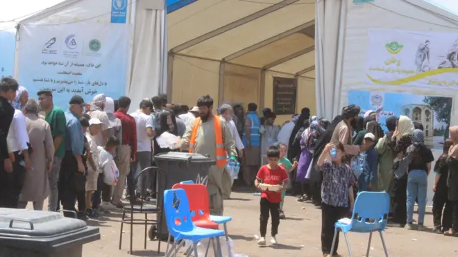 اخراج صدها هزار مهاجر افغان از ایران در مدت زمانی کوتاه در گذشته بسیار کم سابقه بوده است. مهاجران بازگشته و مردم افغانستان غافلگیر شدند