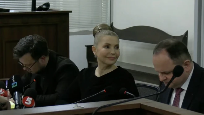 Юлія Тимошенко разом зі своїми адвокатами під час судового засідання у ВАКС 20 квітня 2026 року