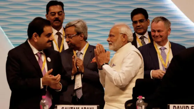 গুজরাটে একটি অনুষ্ঠানে গৌতম আদানি ও প্রধানমন্ত্রী মোদী। ২০১৯