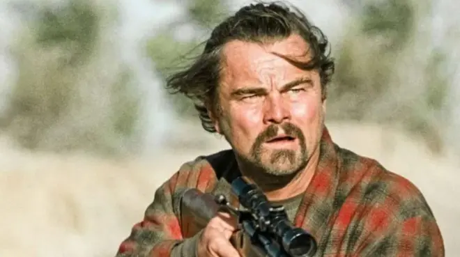 Leonardo DiCaprio con un rifle en la mano