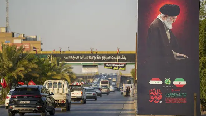 صورة كبيرة لعلي خامنئي على جانب طريق سريع في النجف