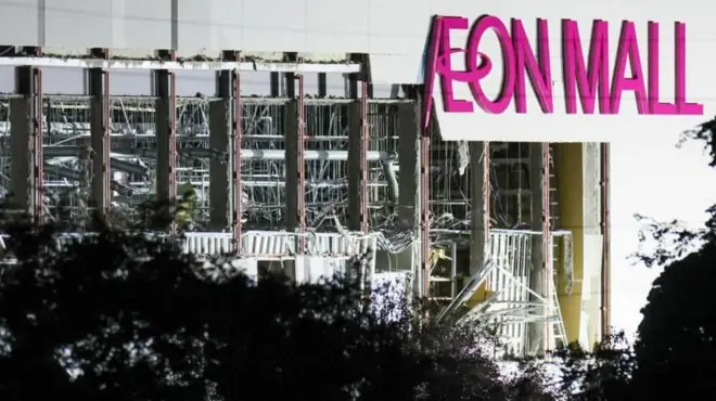 Aeon Mall visto à distância, com estruturas expostas