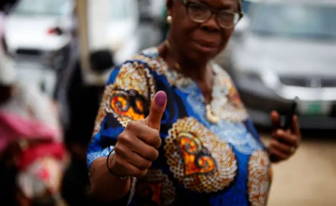 Mace na nuna babbar yatsarta bayan kada kuri'a