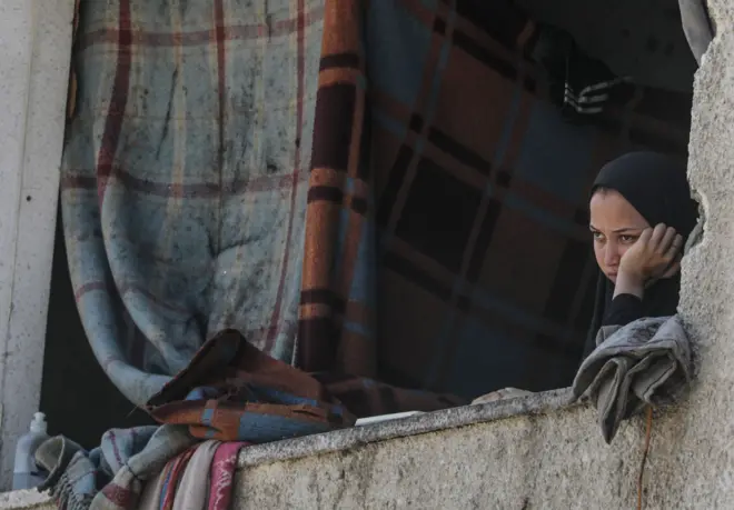 창 밖을 내다보는 가자지구 주민