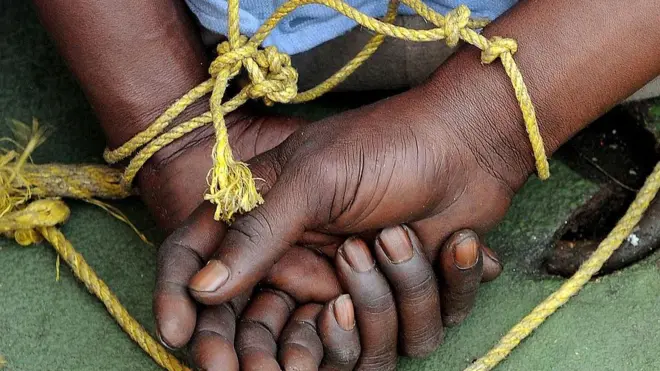 Afurasi ti wọn so ọwọ rẹ mọ ẹyin pẹlu okun