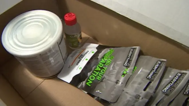 La caja incluye comida liofilizada, un filtro de agua y un gel para prender fuego.