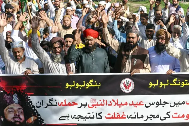 सितंबर में हुए धमाकों के विरोध में लाहौर में प्रदर्शन करते लोग.