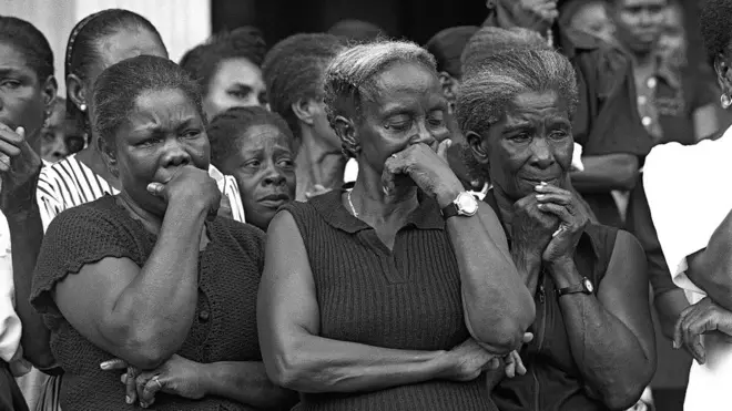 El dolor de la guerra: familiares de víctimas de la matanza de Bojayá, Colombia, en 2002.