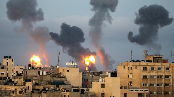 النيران تشتعل في غزة بعد الغارات الإسرائيلية.
