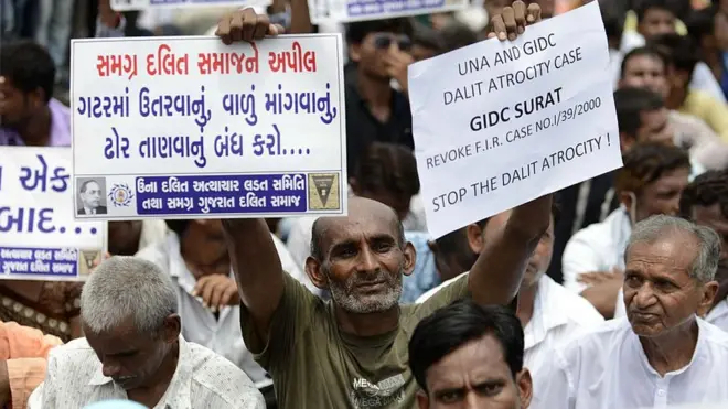 દલિત અત્યાચાર સામે પ્રદર્શન કરતા લોકો