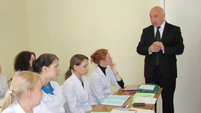 Алишер Шадманов кўп йиллар Андижон давлат тиббиёт институтига ректорлик қилган