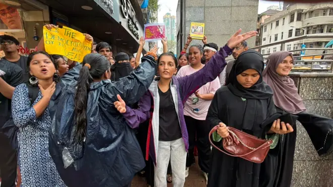मुंबईत पाऊस असतानाही आंदोलक शेकडोंच्या संख्येनं जमले आहेत.