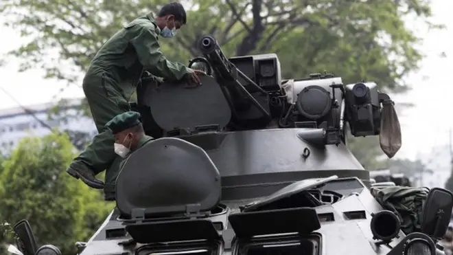 รถหุ้มเกราะและทหารเมียนมา