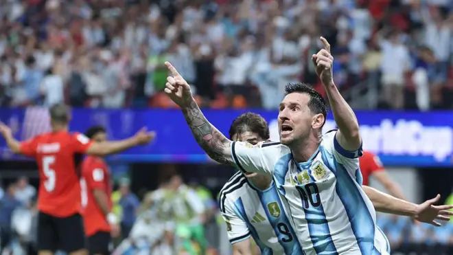 Messi attığı golden sonra seviniyor.