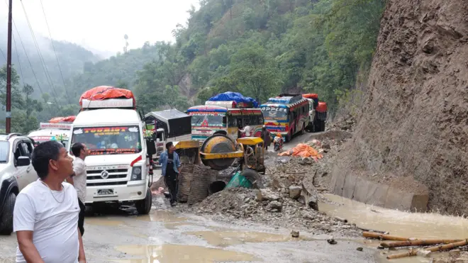 राप्ती राजमार्ग अन्तर्गत तुलसीपुर-सल्यान सडक खण्डको कपुरकोटमा मङ्गलबार गएको पहिरो हटाउने क्रममा रोकिएका गाडी