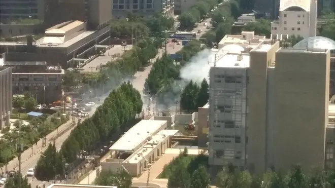 爆炸所产生的烟雾能从远处看见。