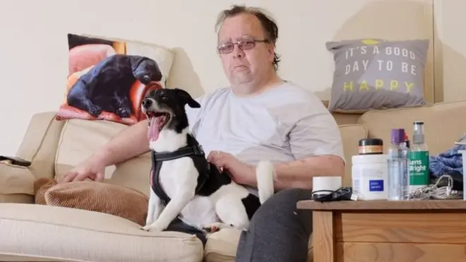 Turner recibe ayuda social para sobrevivir.