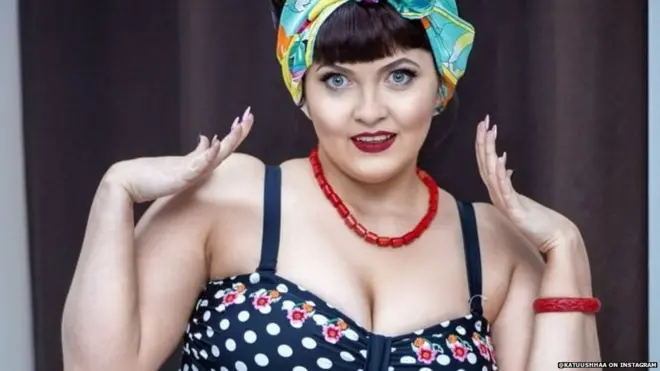 स्विमसूट में टीचर