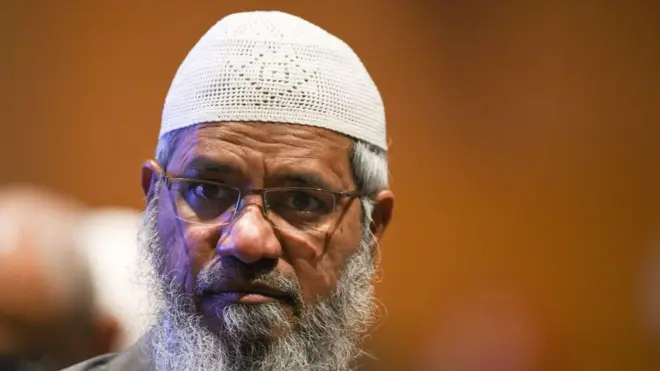 Penceramah Islam asal India yang kontroversial, Zakir Naik, tiba dalam acara pembukaan Konferensi Tingkat Tinggi (KTT) Kuala Lumpur 2019 di Kuala Lumpur pada 19 Desember 2019. 
